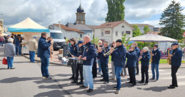 Participation de l'orchestre d'harmonie de Golbey à l'inauguration de la foire aux beignets râpés.